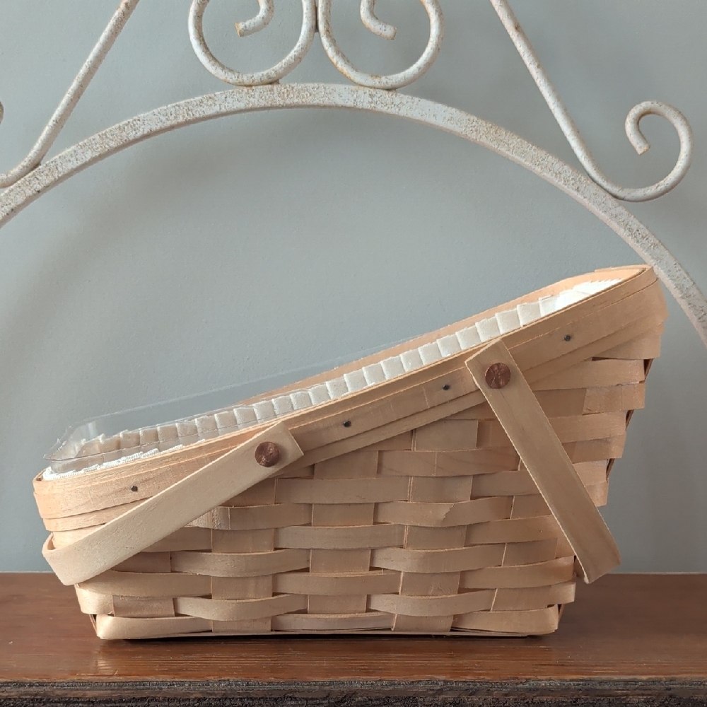 Longaberger Medium Vegetable Woven Basket with Pale Natural Finish